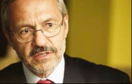 MLA Elsby fue el vocero del gobierno electo de las Falklands, ”al momento no hemos recibido solicitud formal de permiso alguna para la tarea que se anuncia 