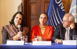 La diputada dominicana Minou Tavárez Mirabal (i) habla junto al secretario general de la Unasur, Ernesto Samper (d), y a la presidenta de la Asamblea de Ecuador Gabriela Rivadeneira (c), en Quito.