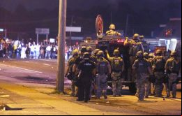 En las calles de la ciudad californiana pudo verse cómo manifestantes lanzaban objetos contra los policías