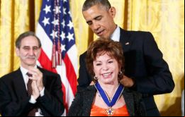 La escritora naturalizada en Estados Unidos recibe la medalla por parte de Obama 