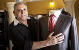 La idea es de Roberto Espínola, que confecciona trajes para presidentes, legisladores, altos funcionarios y hombres de negocios 