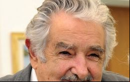 Había que invadirlos con colchones y con almohadas. Y abrirles las puertas de la Argentina, vengan a jugar al fútbol, absorberlos sostuvo Mujica