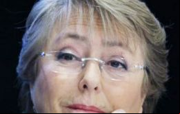En otro ítem, 48% de los encuestados dijo que Bachelet le inspira confianza, una baja de 8 puntos, mientras el 47% señaló que no le da confianza 