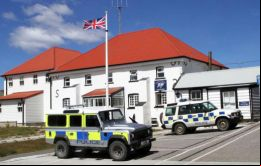 Por qué la policía Real de las Falklands no actúa ante incidentes de esta naturaleza, pregunta la petición.