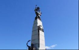 El monumento a la Batalla de las Falklands en la costanera de Stanley