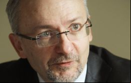 Exportadores de materias primas afrontan retos difíciles, por el fuerte auge del crédito y los precios de las viviendas, según Borio