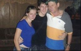 Arlan Fick con su padre y su hermana tras la liberación en la noche del jueves