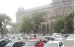 Montevideo quedó bajo el agua en media hora tras la intensa lluvia.