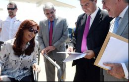 La presidenta en silla de ruedas junto a sus asesores más próximos, previo a la partida con destino a Calafate para reunirse con la familia
