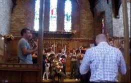 La banda de los Royal Marines ensayando la composición musical en la Catedral de Stanley