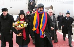 El presidente venezolano arropado para el frío de Moscú pero siempre con los colores bolivarianos 