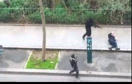 Momento en que el policía judicial francés musulmán es rematado por los terroristas 