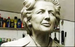 El busto de la primer ministra esculpido por un artista local emplazado sobre Thatcher Drive