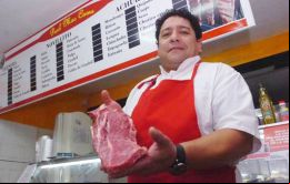 Arana inauguró su local en Alta Gracia, Córdoba, a ritmo de Help y el eslogan “así como lo mejor de la música tiene nombre, la carne también”.
