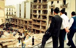La acusación refiere al atentado contra la organización judía AMIA que dejó 85 muertos y 300 heridos en 1994, un hecho que sigue impune