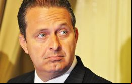 Eduardo Campos (49 años) murió dos meses antes de las elecciones generales al estrellarse el avión en Santos en un intento por aterrizar. 
