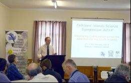 Los científicos participando de la ronda de conferencias y discusiones en el Simposio de Ciencias de las Falklands 