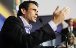 Capriles dijo que al unir dos categorías del sistema de cambios múltiples: el de 12 Bolívares por dólar con el de 50 Bolívares, de hecho se devaluó la moneda 