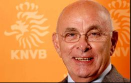 Para justificar su decisión, Van Praag asegura en el comunicado que está “muy preocupado al respecto de la FIFA y todo el mundo lo sabe”.