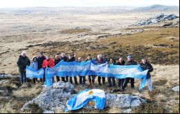 -Tim Miller recordó que se trata de una bandera de un país que tiene aspiraciones sobre las Falklands, de la misma forma que lo hizo hace 33 años