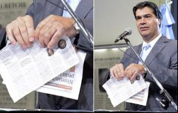 Capitanich rompió dos páginas de Clarín, en rueda de prensa tras denunciar que la Justicia desmintió una noticia del diario relativa a Cristina Fernández