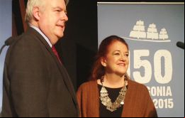 El Ministro Primero de Gales Carwyn Jones junto a la embajadora Castro durante el lanzamiento de los festejos
