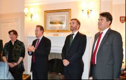 Fiona Clouder junto al gobernador Colin Roberts y Alex Ellis and Lyster-Binns durante la recepción ofrecida en Casa de Gobierno, Stanley