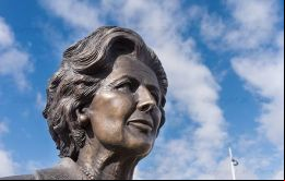 El busto de Margaret Thatcher a quien los Isleños adoran y veneran como la artífice de su liberación de la ocupación argentina 