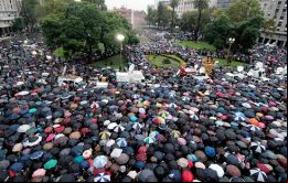 Bajo una intensa lluvia, una marea de paraguas cubría a la multitud en los alrededores del Congreso de Buenos Aires