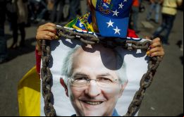 Hoy la gente en la calle lo pide a gritos y es el mensaje que manda Antonio: ¡Renuncia Maduro!, escribió la mujer de Ledezma.