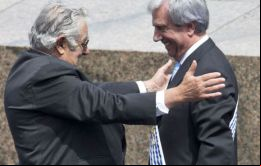Vázquez y Mujica se abrazan efusivamente luego que este le colocara la banda presidencial