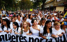 La marcha de mujeres vestidas de blanco, recorrió una zona de Caracas bajo la consigna Por la vida de tus hijos defiéndelos, es tu responsabilidad.