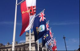Kalon Jaffray y Jessica Mhee recorrieron las Cámaras del Parlamento y luego asistieron a un servicio religioso con motivo de la fecha en la Abadía de Westminster