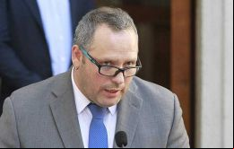 El hijo de la presidenta Bachelet, Sebastián Dávalos, debió renunciar a su cargo de director cultural tras una polémica por acusaciones de tráfico de influencias