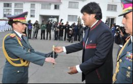 El presidente Morales felicita a la primer mujer General Gina Reque Terán durante la ceremonia militar en el cuarte general