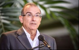 “No hay repliegue de fuerza pública. No van a suspender el control territorial, estamos hablando de suspensión de bombardeos a FARC”, enfatizó De la Calle