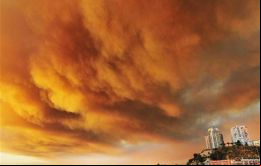 Las altas temperaturas del verano y el fuerte viento en la zona han hecho que el fuego se fuera expandiendo destruyendo unas 500 hectáreas y alcanzando varias localidades (Foto EFE)