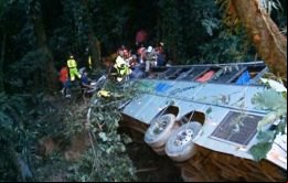 El autobús se precipitó por un barranco de 400 metros de profundidad cuando circulaba por una zona de sierra en la carretera SC-418 a la altura del municipio de Campo Alegre