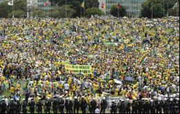 La mayor protesta tuvo lugar en São Paulo, que convocó a un millón de personas, según la policía, vestidas en su mayoría con la camiseta amarilla y verde de la selección brasileña.
