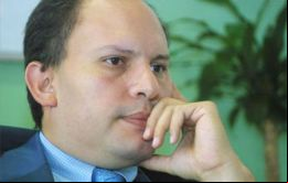 Villalobos brindó asesoría oral a través de su consultora privada para la adjudicación de un gigantesco contrato en Venezuela, según el diario español 'El Mundo'. 