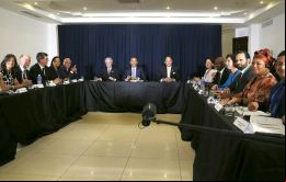 Obama asistió a una mesa redonda con activistas civiles de varios países, entre ellos los opositores cubanos Manuel Cuesta Morúa y Laritza Diversent,