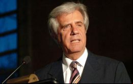 Vázquez resaltó a Galeano como una personalidad que trasciende, con dimensión nacional e internacional, y pidió a sus ministros concurrir a la ceremonia.