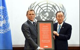 El actor británico que encarna a James Bond, recibe la distinción de manos del Secretario General Ban Ki-moon en una ceremonia en el edificio de ONU 