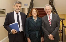El disertante junto a la embajadora Alicia Castro y el ex embajador británico en Buenos Aires, John Hughes 