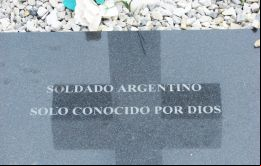 Argentina denunció que Londres 'dilata' y 'pone trabas burocráticas' a la identificación de tumbas NN en cementerio de Darwin, según La Nación 