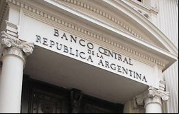 El mecanismo utilizado en numerosas oportunidades durante 2014 buscaría alimentar las reservas del Banco Central argentino