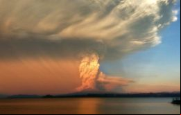La principal preocupación de las autoridades tras superar la fase más intensa de la erupción volcánica es la lluvia de cenizas y material piro-clástico  