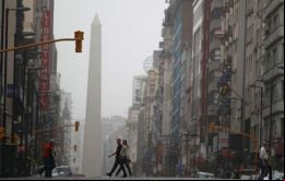 La situación generó bruma en los cielos de Buenos Aires durante la jornada pero en las provincias de Neuquén y Río Negro obligó a suspender vuelos .