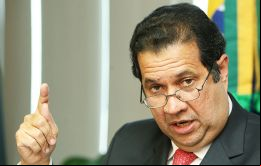 Una de las razones de la crisis política que vive Brasil es que el gobernante PT robó demasiado, dijo Lupi, quien preside el PDT, aliado de Dilma Rousseff 
