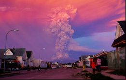 El riesgo de una nueva erupción sigue presente, por lo que las autoridades mantienen la zona de exclusión de 20 kilómetros en torno al volcán